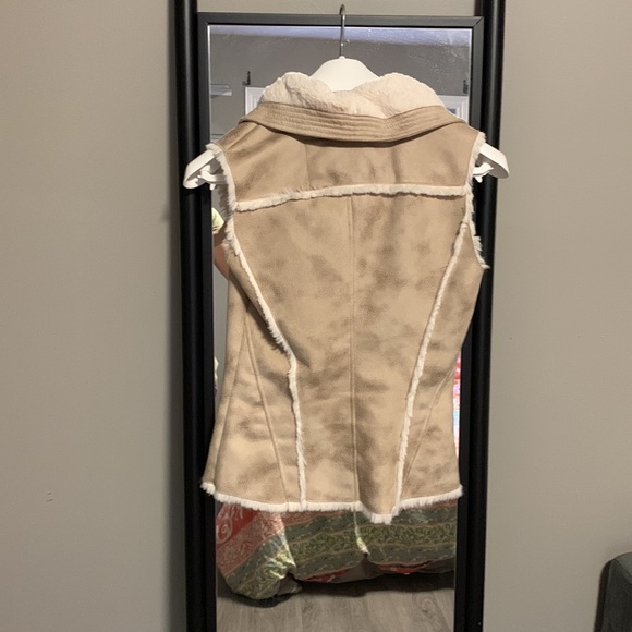 Guess XS (almost vintage now, bought in the early 2000s) shearling lined vest. - Picture 4 of 4